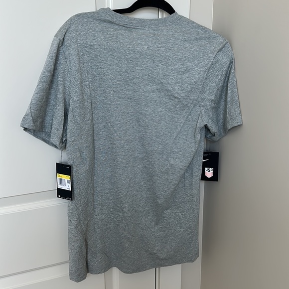 Nike tshirt NWT - Picture 2 of 5